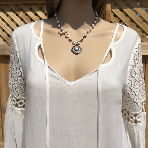 SPLIT SLEEVE FLORAL CROCHET DETAILED TOP - Picture 2 of 8